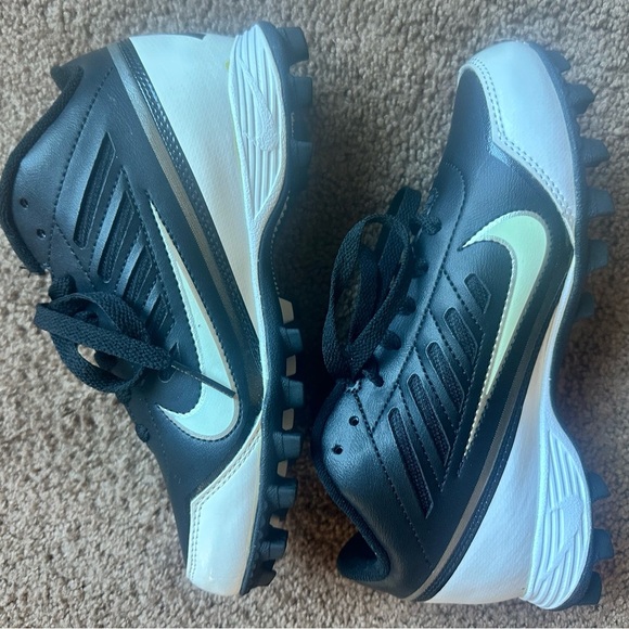 Nike Landshark Baseball Spikes for Kids in Black and White. - Picture 5 of 7